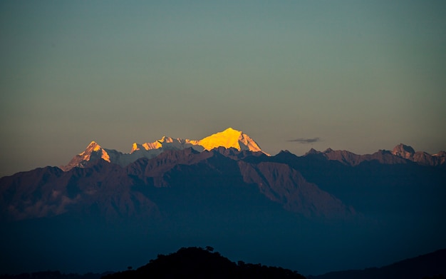 Golden Shining Mount Langtang bereik uitzicht vanaf Kathmandu, Nepal.