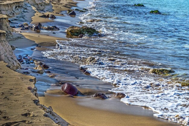 イタリア、カステルサルドの黄金の海岸と岩