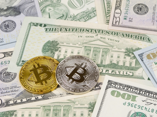 우리 달러에 황금과 은색 bitcoin 동전을 닫습니다.