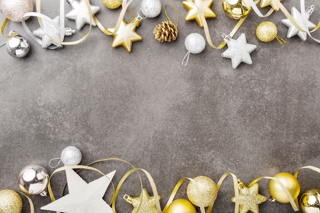 Photo golden silver christmas deco on grey