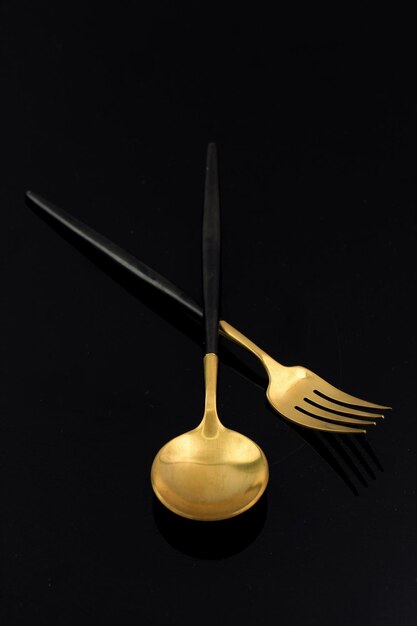 Photo golden spoon and fork isolated