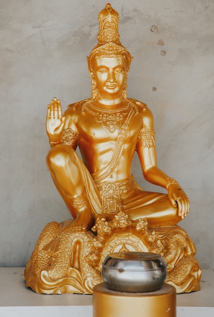 태국 푸켓의 Phra Phutta Ming Mongkol Akenakiri에있는 Buddah의 황금 동상.