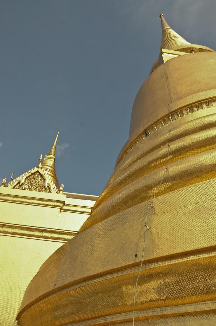 Photo バンコクタイの黄金の仏舎利塔と青い空