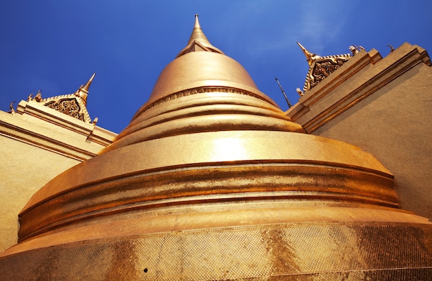 Фото Золотая ступа в комплексе гранд палас в бангкоке, таиланд