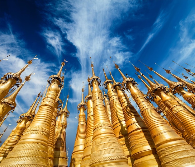 Photo golden stupas in shwe indein pagoda myanmar