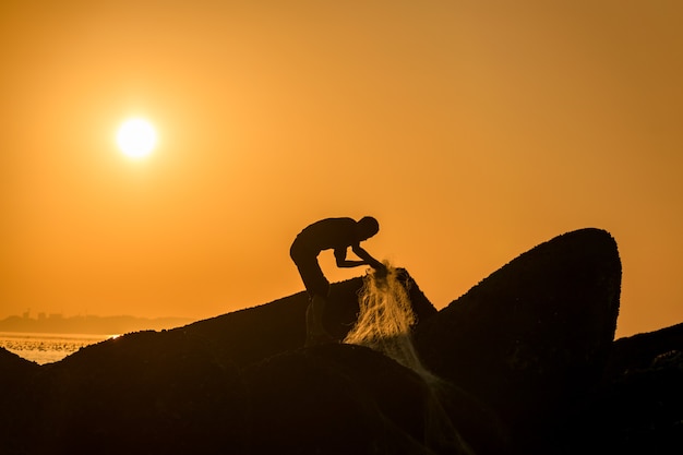 Photo golden sun, working alone on the reef