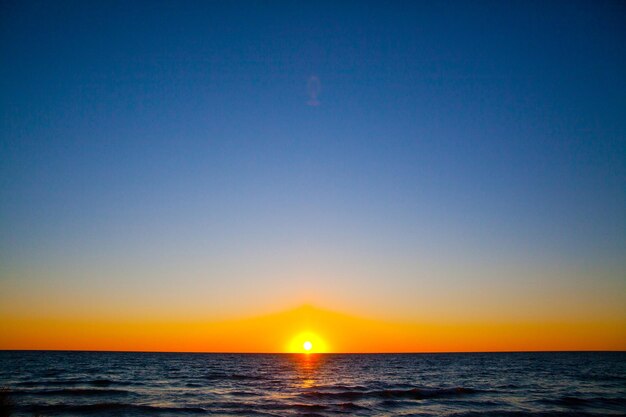 ミシガン 湖 の 上 の 黄金 の 夕暮れ と やかな 海 の 波