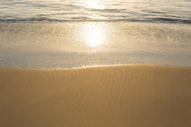 Foto tramonto dorato in riva al mare