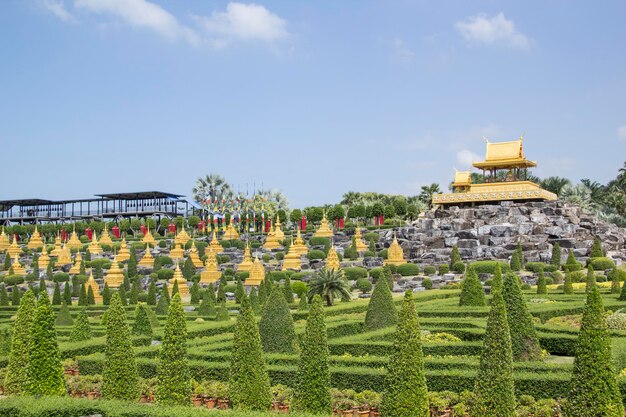 Photo a golden temple in the background