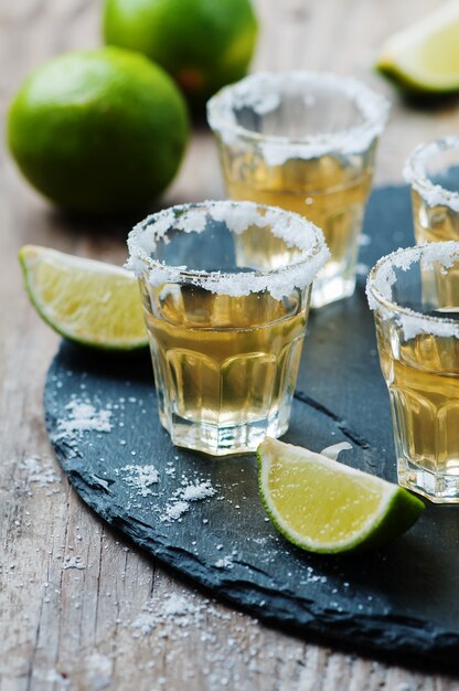 Photo golden tequila with lime and salt