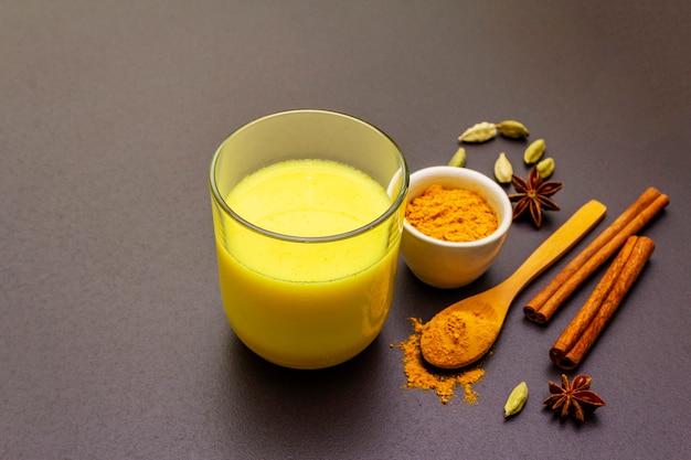 Latte di curcuma d'oro