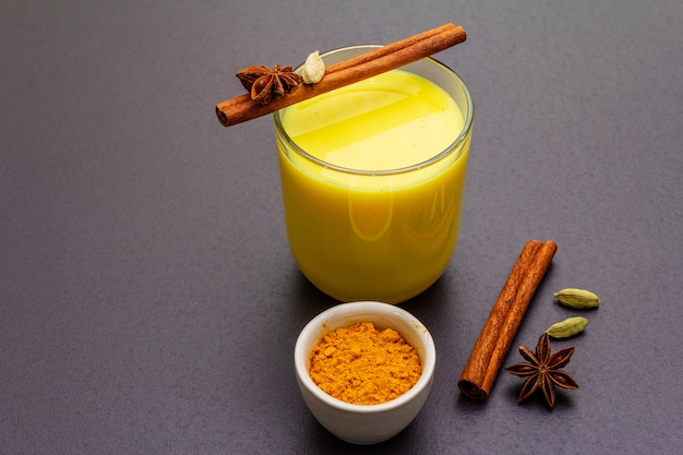 Latte di curcuma d'oro