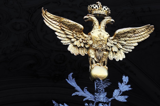 Photo golden two-headed eagle on winter palace gates. st. petersburg