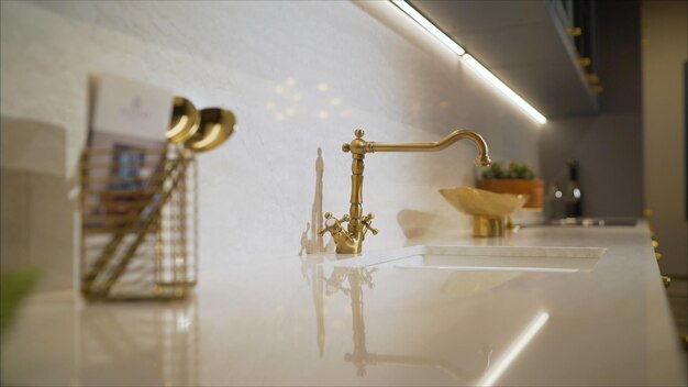 写真 金色の洗面台のクランペット金色のデザインのシンクと洗面台レトロヴィンテージ