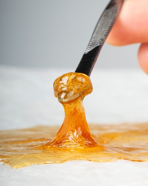 Golden wax terp sauce cannabis thc dab resin op papier