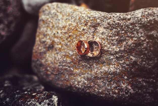 石のヴィンテージ写真ロマンチックなイメージの黄金の結婚指輪