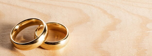 Photo golden wedding rings on wood