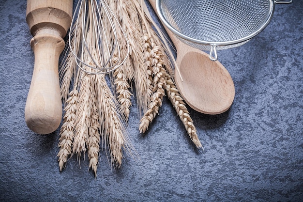 검은 배경에 굽기 위한 황금 밀 호밀 귀 기사