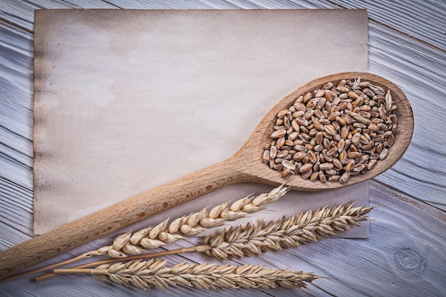 木の板の上面図に黄金の小麦ライ麦耳穀物木のスプーンきれいなビンテージ紙シート