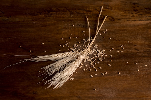 Photo golden wheat spikes on wood