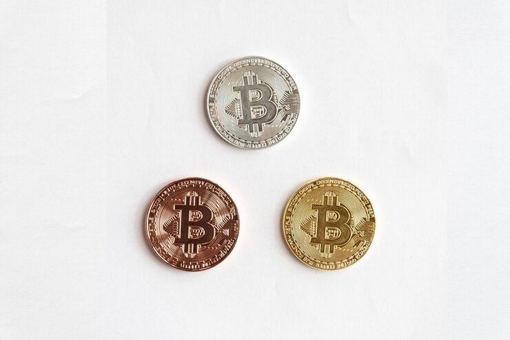 Photo 白い背景にゴールデン銀と銅のビットコイン