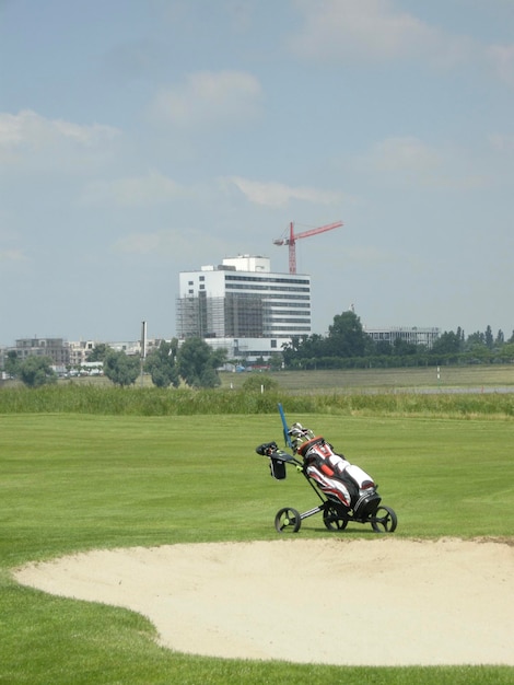 Foto borsa da golf sul campo.