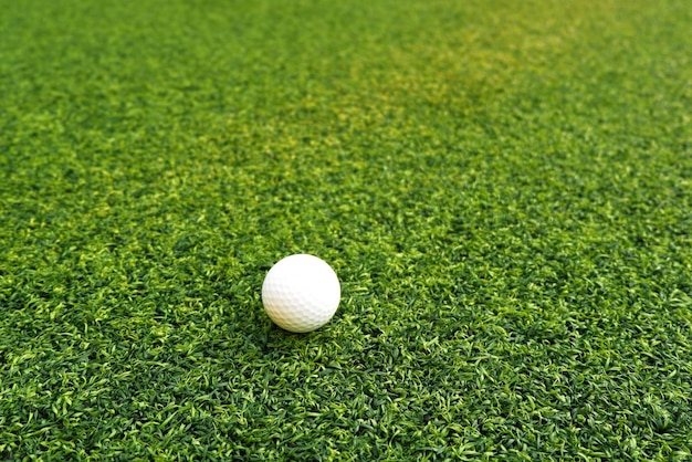 Pallina da golf primo piano sull'erba verde su uno splendido paesaggio sfocato di sfondo di golf concetto di sport internazionale che si basa su abilità di precisione per il relax della salutex9