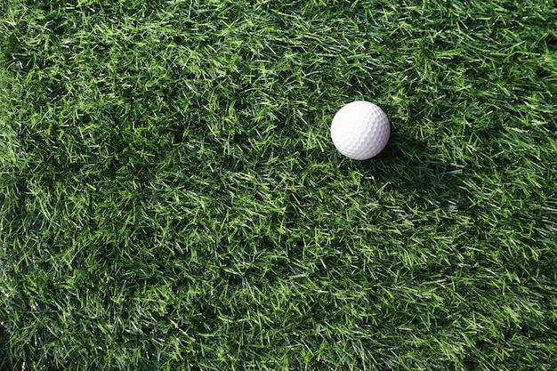 Pallina da golf primo piano sull'erba verde su uno splendido paesaggio sfocato di sfondo di golf concetto di sport internazionale che si basa su abilità di precisione per il relax della salutex9