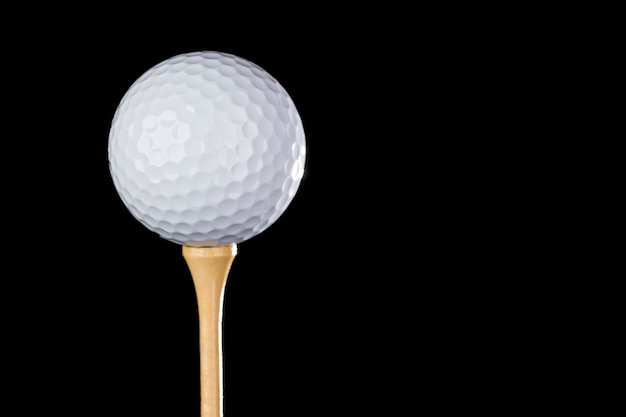 Foto primo piano della pallina da golf su priorità bassa nera