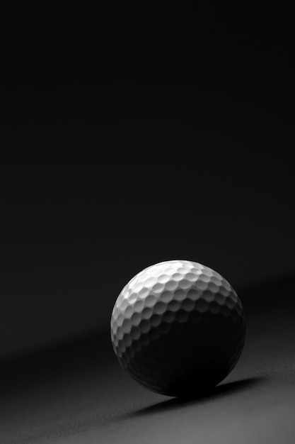 暗闇の中でゴルフボール
