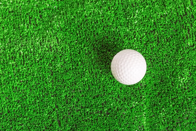 Photo golf ball on the lawn