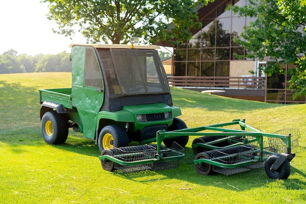 ゴルフボールパイカーコレクターマシンフィールドでゴルフボールを収集するための電気自動車夏の日人なし