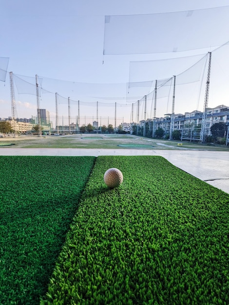 Foto palla da golf su un campo da calcio