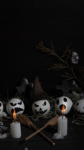 Foto palline da golf con facce fantastiche di halloween con candele, punteggio e decorazione della strega