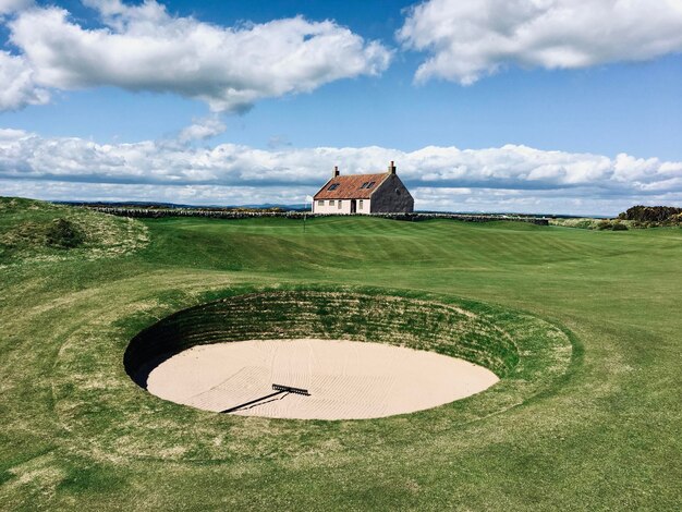 Photo golf bunker by building against sky