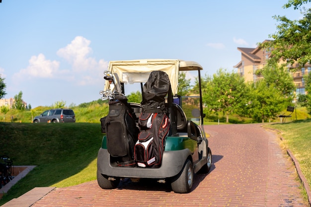 Гольф-машина, стоящая парковка, гольф-клуб, теплый летний день, концепция роскошного образа жизни