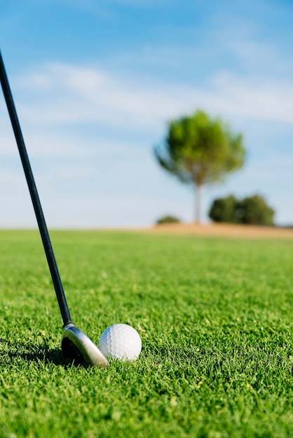 Photo golf club and ball in grass. golf concept.