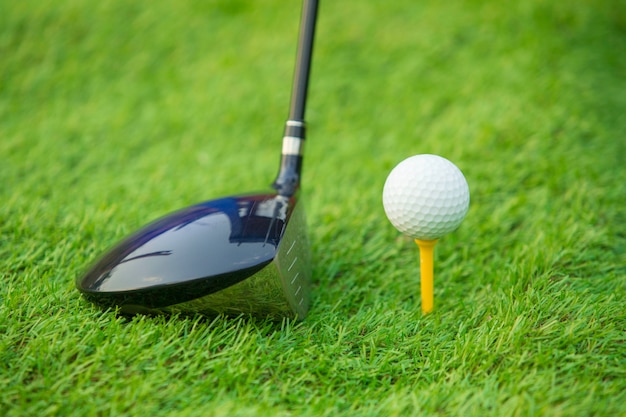 Photo golf club and ball in grass