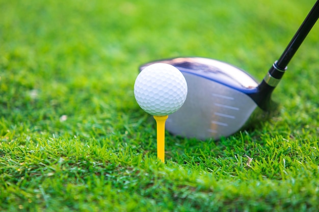 Photo golf club and golf ball close up in grass