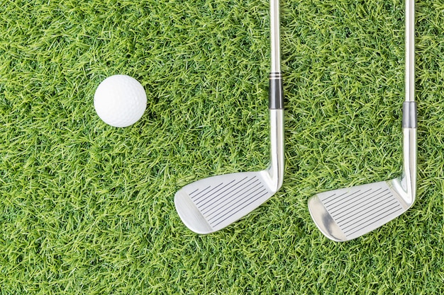 Photo golf club and golf ball on green grass