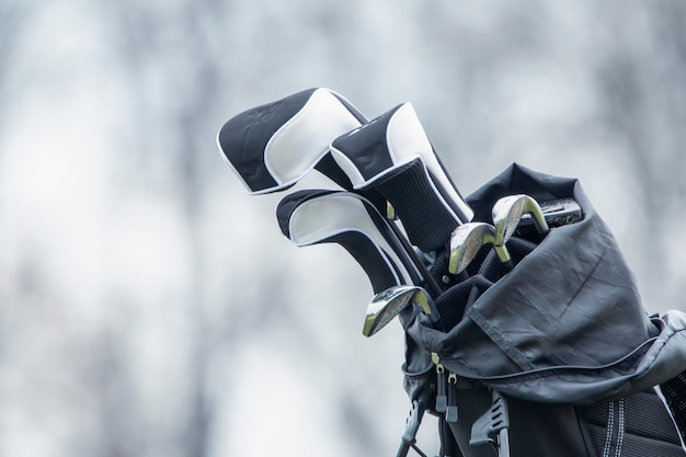 Photo golf clubs, set, on a cart ready to play golf. golf course on a green lawn.