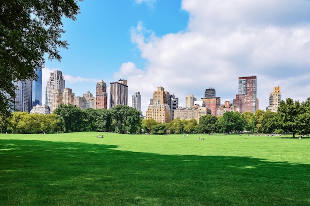 Foto campo da golf contro edifici e cielo in città