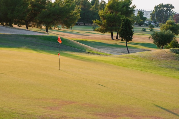 Campo da golf al tramonto, golf club vuoto