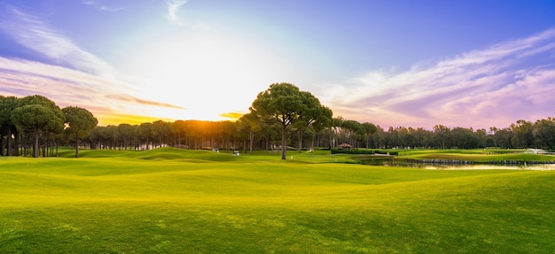 夕暮れのゴルフコースと美しい空 ゴルフフェアウェイの美しいパノラマ景色