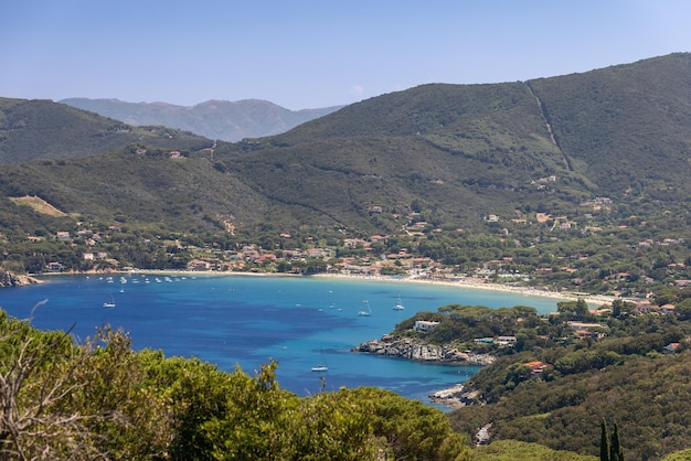 Golf en Spiaggia di Procchio, Punta Agnone, dorp Procchio en berg, eiland Elba, Italië