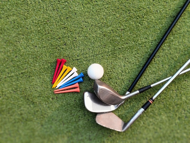 Photo golf equipment on green grass