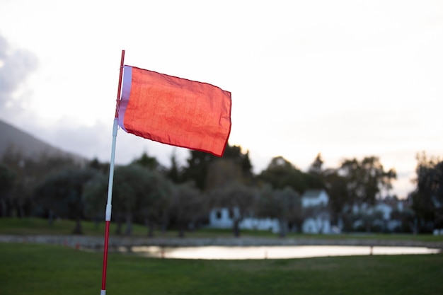 Foto bandiera di golf che sventola sul terreno del campo da golf