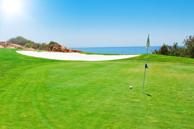 Golf groen veld op de muur van de zee. in de zomer in portugal.