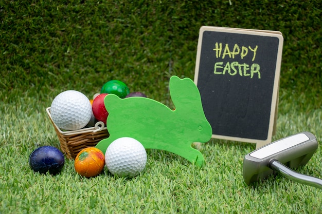 Golf Happy Easter met kleurrijke eieren zijn op groen gras