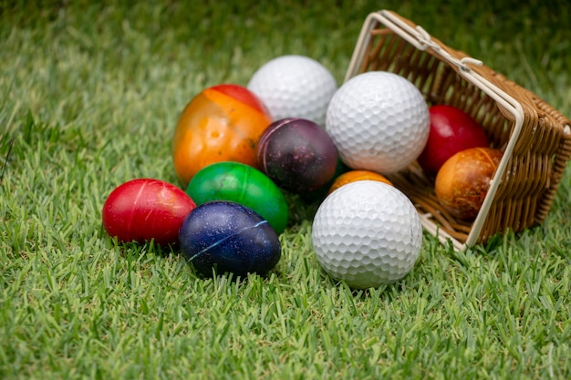 Golf buona pasqua con uova colorate sono su erba verde